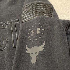 Men’s Under Armour Rock Collection Hoodie Size Medium Fitted